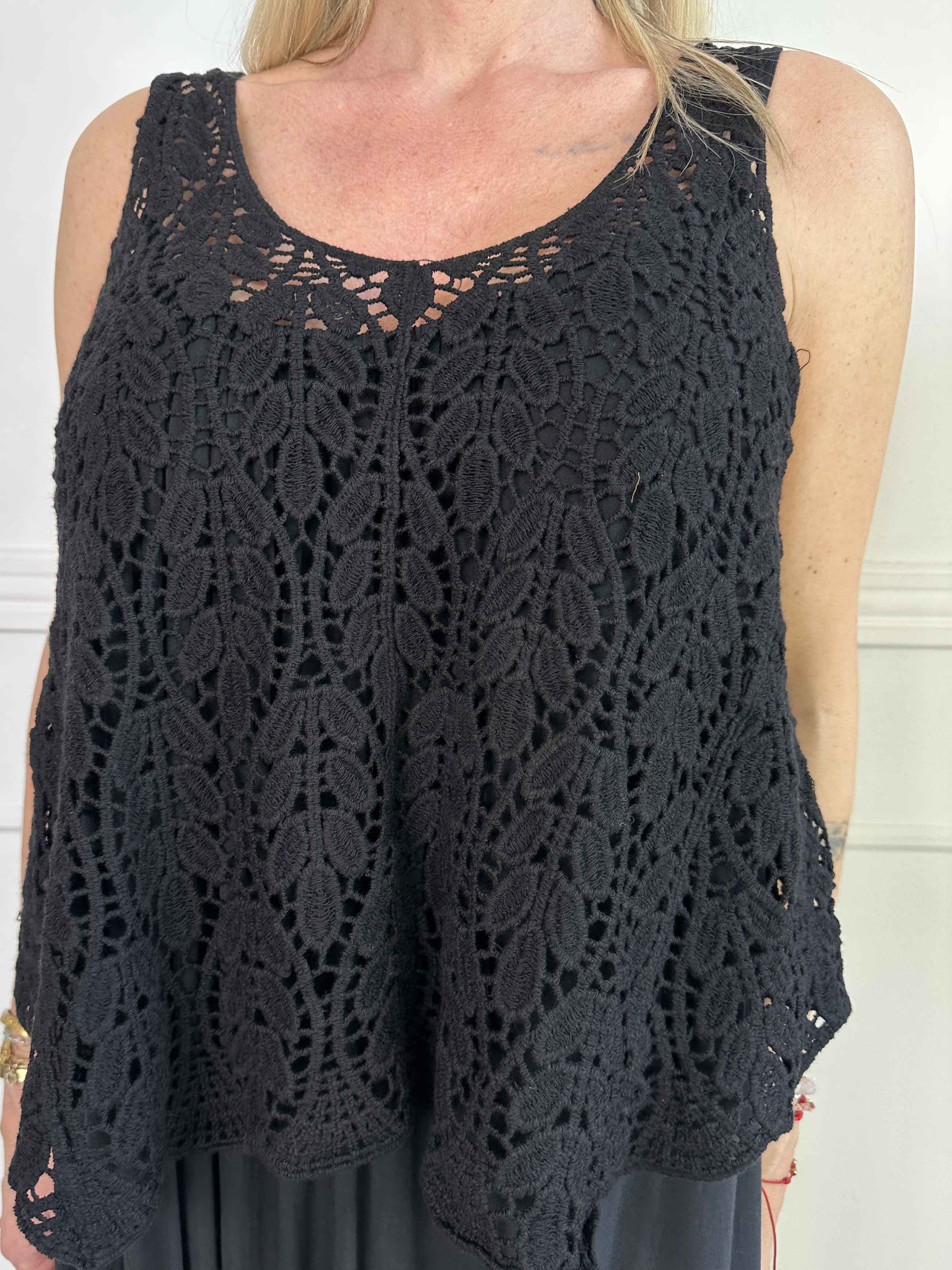 Ida - Sød broderet top i bomuld